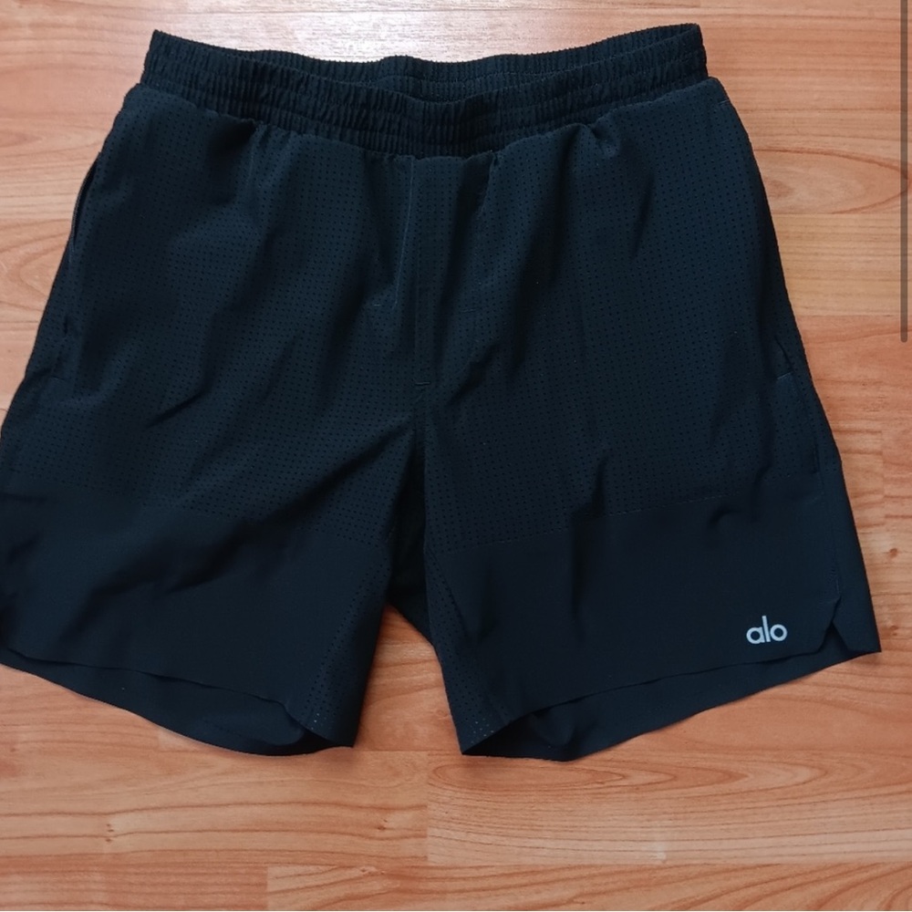 Alo Perforated Traction 6" Short Black Size Small